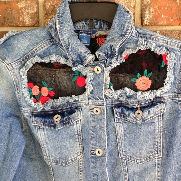 ARIZONA Jeans Distressed Denim Jacket Size Medium - Picture 3 of 8